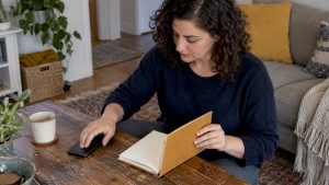 24 Hour Rule to Stop Checking Your Partner’s Phone: Therapist Backed